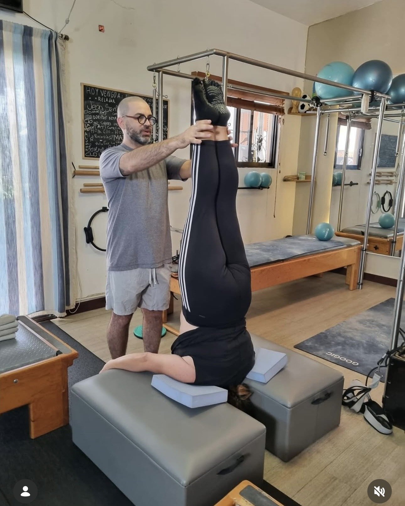 Instructor asistiendo ejercicio de pilates en torre en Moving Well
