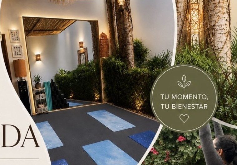 Área de práctica de Moving Well rodeada de jardín